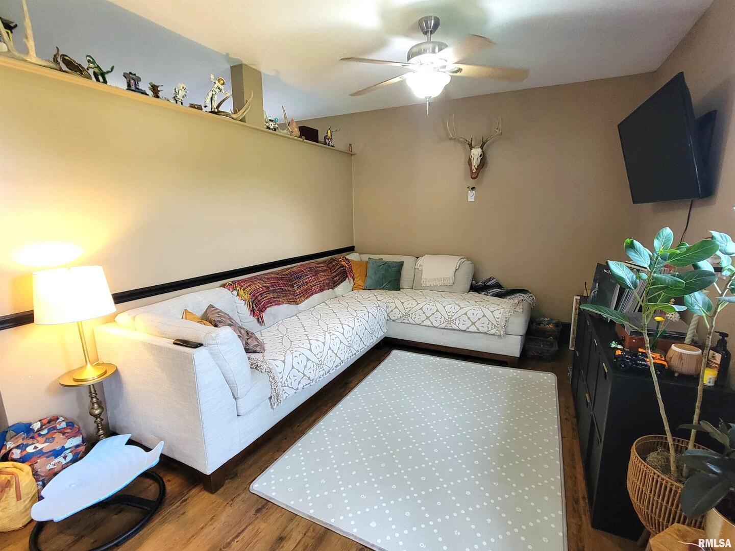 7324 State Rte 161 Extension Iuka, IL 62849 - Photo 65 of 78 a living room with furniture and a flat screen tv