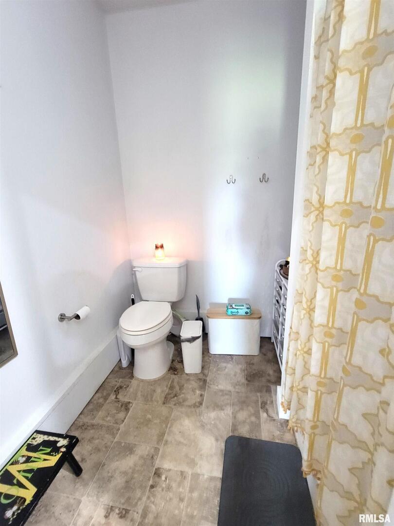 7324 State Rte 161 Extension Iuka, IL 62849 - Photo 72 of 78 a bathroom with a toilet and a shower curtain