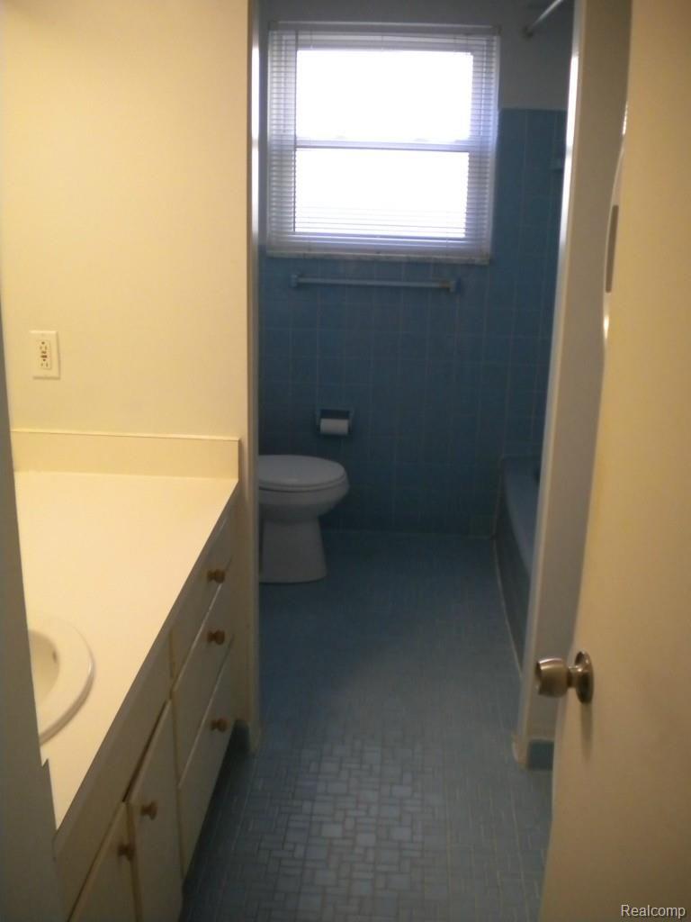 905-07 Harcourt Road Grosse Pointe, MI 48230 - Photo 10 of 13 10.jpg