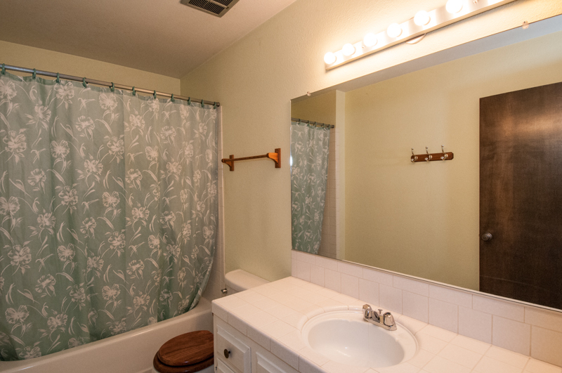 9083 Placer Road Redding, CA 96001 - Photo 17 of 23 Hall bath..