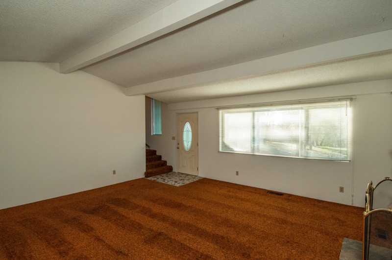 9083 Placer Road Redding, CA 96001 - Photo 4 of 23 Entrance / front door to living room...