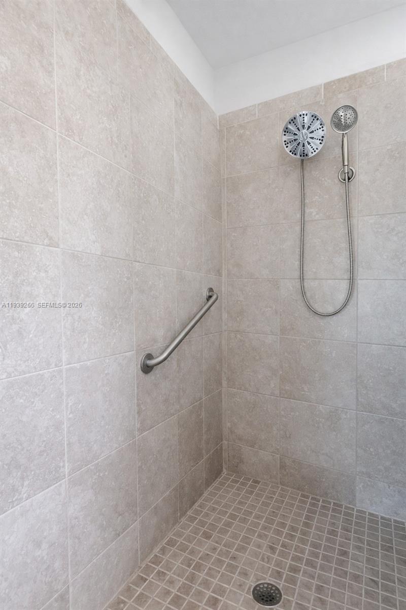 112 Tarracina Way Daytona Beach, FL 32117 - Photo 17 of 20 Master Shower