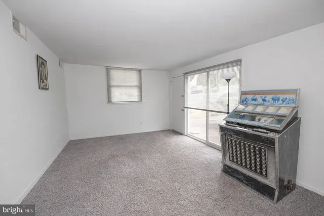 a view of livingroom with furniture