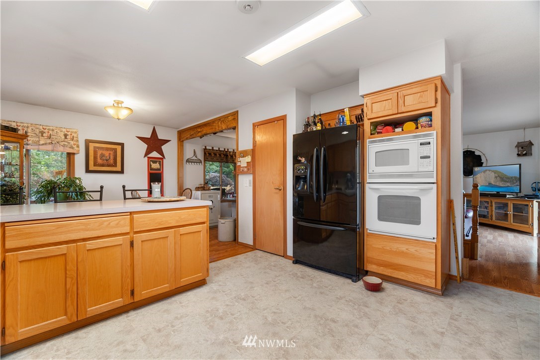 199 Jeffries Road Chehalis, WA 98532 - Photo 12 of 40 a kitchen with stainless steel appliances granite countertop a refrigerator and a sink