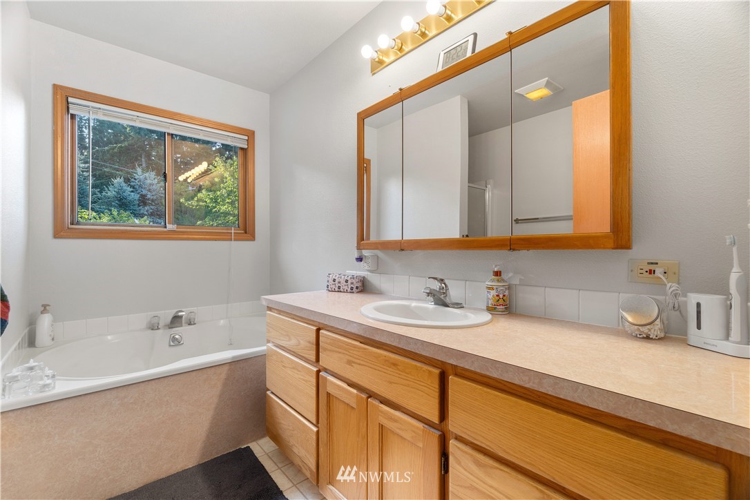 199 Jeffries Road Chehalis, WA 98532 - Photo 17 of 40 a bathroom with a double vanity sink mirror and double