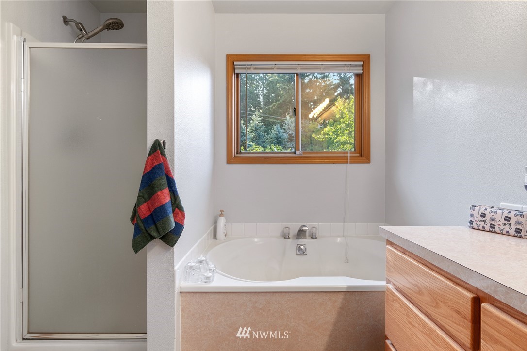 199 Jeffries Road Chehalis, WA 98532 - Photo 18 of 40 a bathroom with a sink and a window