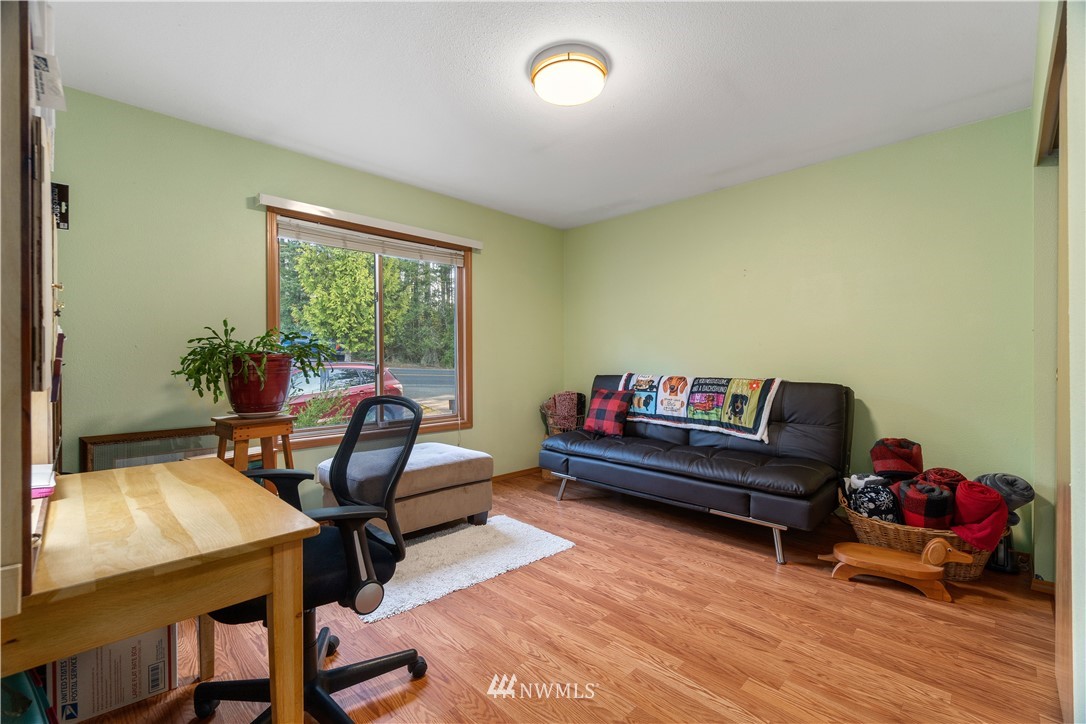 199 Jeffries Road Chehalis, WA 98532 - Photo 19 of 40 a living room with furniture and a window