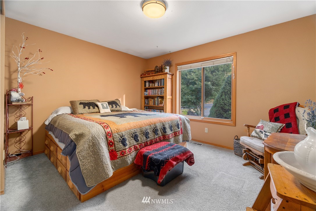 199 Jeffries Road Chehalis, WA 98532 - Photo 20 of 40 a bedroom with a bed and a window