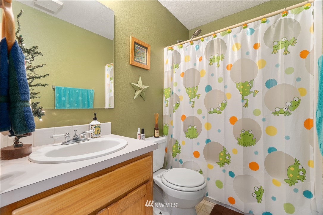199 Jeffries Road Chehalis, WA 98532 - Photo 21 of 40 a bathroom with a sink and a mirror