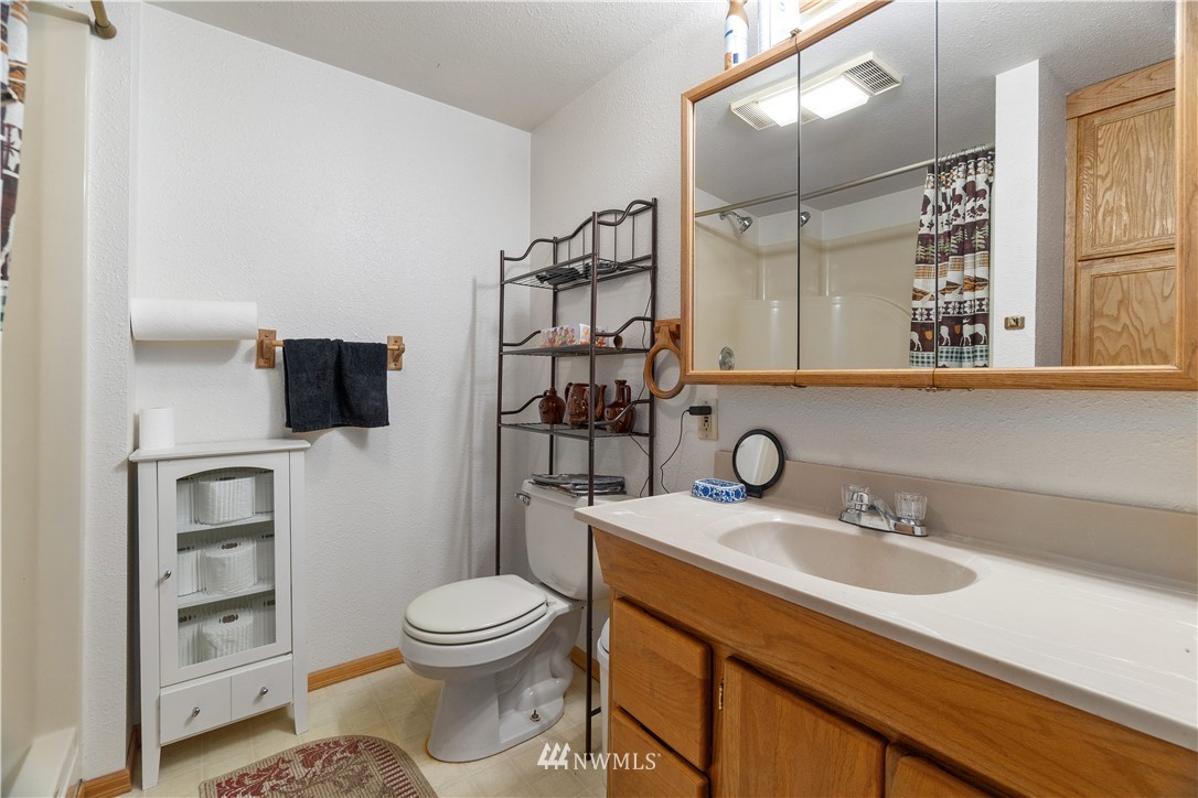 199 Jeffries Road Chehalis, WA 98532 - Photo 23 of 40 a bathroom with a sink toilet a mirror and shower