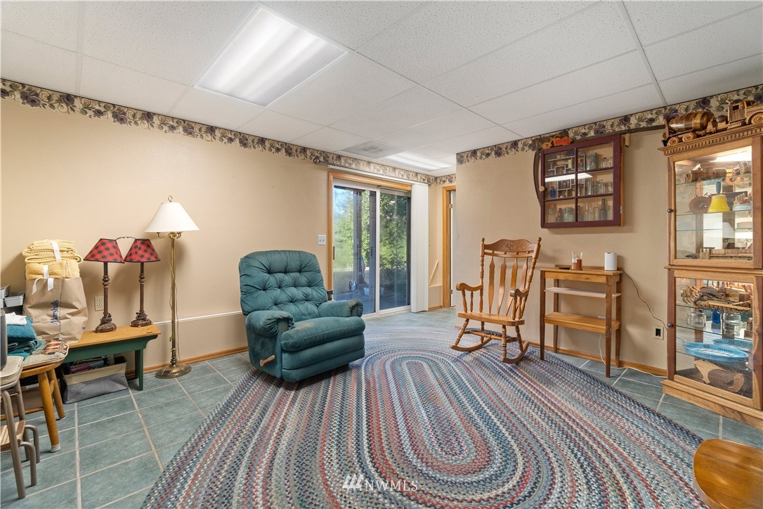 199 Jeffries Road Chehalis, WA 98532 - Photo 24 of 40 a living room with furniture and a wooden floor