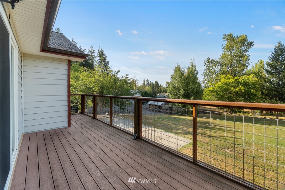 199 Jeffries Road Chehalis, WA 98532 - Photo 25 of 40 a view of balcony with wooden floor and fence