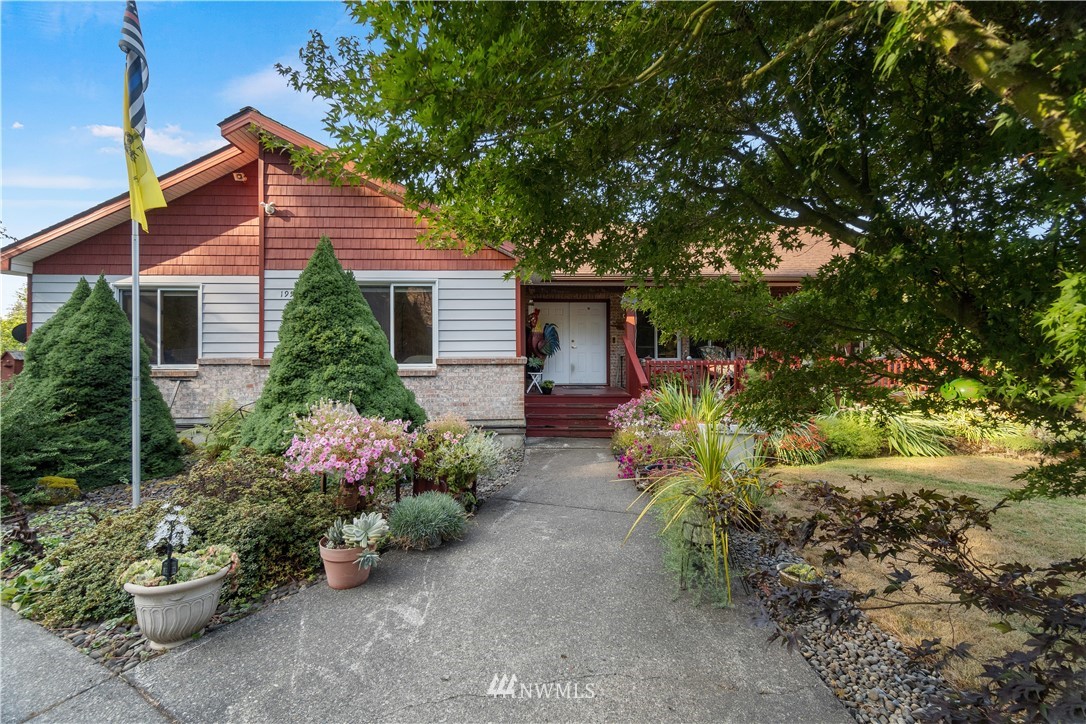 199 Jeffries Road Chehalis, WA 98532 - Photo 6 of 40 a front view of a house with a yard