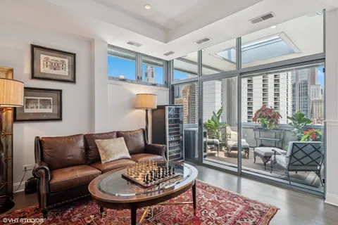 $1,599,000 | 101 West Superior Street, Unit 1204, Chicago, IL 60654