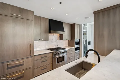 $1,599,000 | 101 West Superior Street, Unit 1204, Chicago, IL 60654