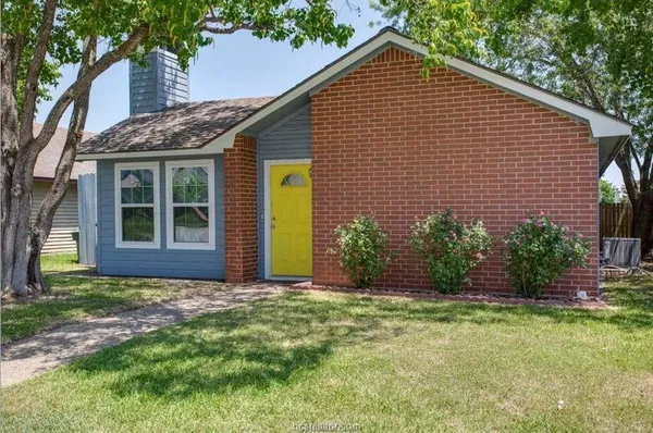 a view of a house with backyard and garden