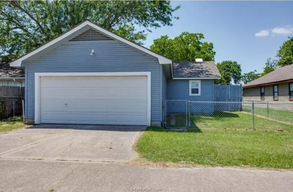 a house view with backyard space