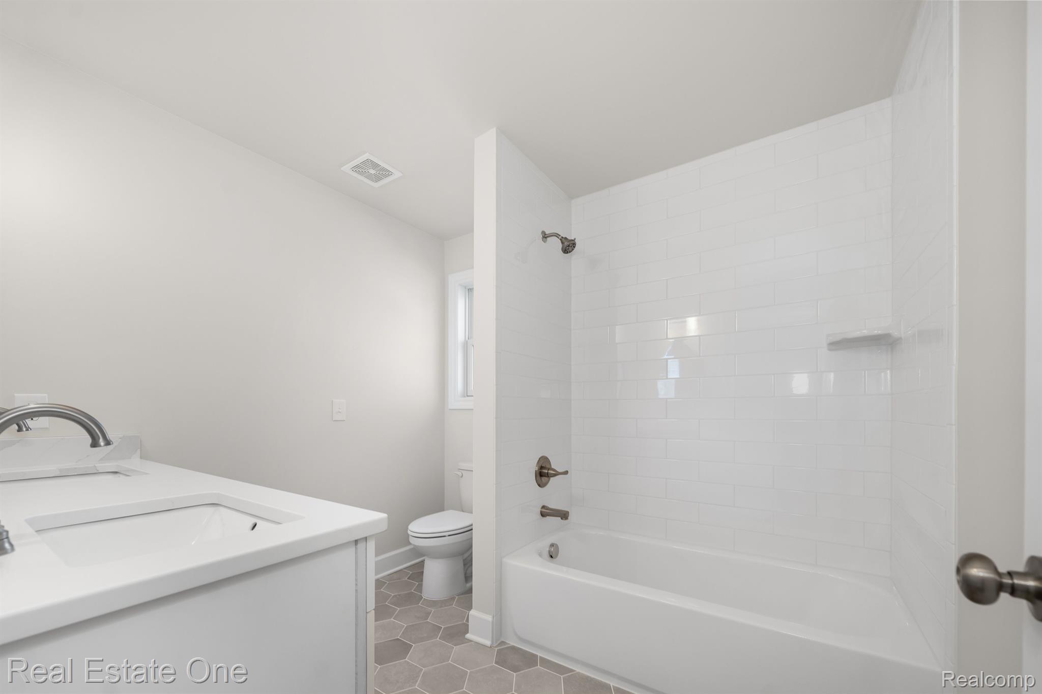 3169 Cumberland Road Berkley, MI 48072 - Photo 21 of 36 Full ceramic tiled bath off hallway