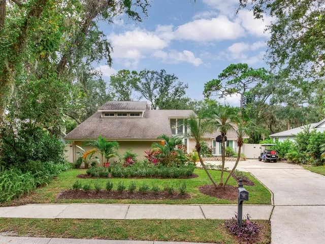 a view of a yard in front of the house