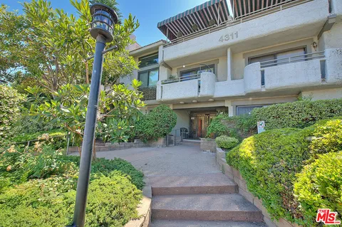 a view of a back yard of the house