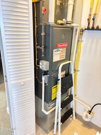 $325,000 | 406 Kelly Circle, Guilderland, NY 12009