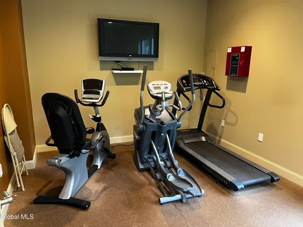 $325,000 | 406 Kelly Circle, Guilderland, NY 12009