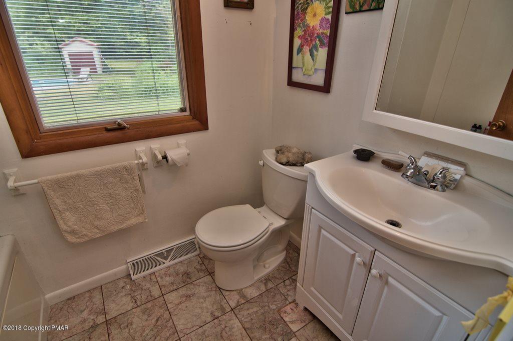 5208 Neola Road Stroudsburg, PA 18360 - Photo 23 of 56 Updated Full Bathroom