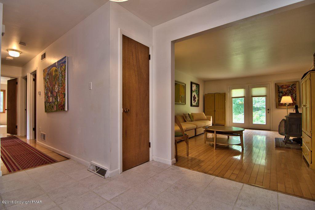 5208 Neola Road Stroudsburg, PA 18360 - Photo 9 of 56 Foyer View