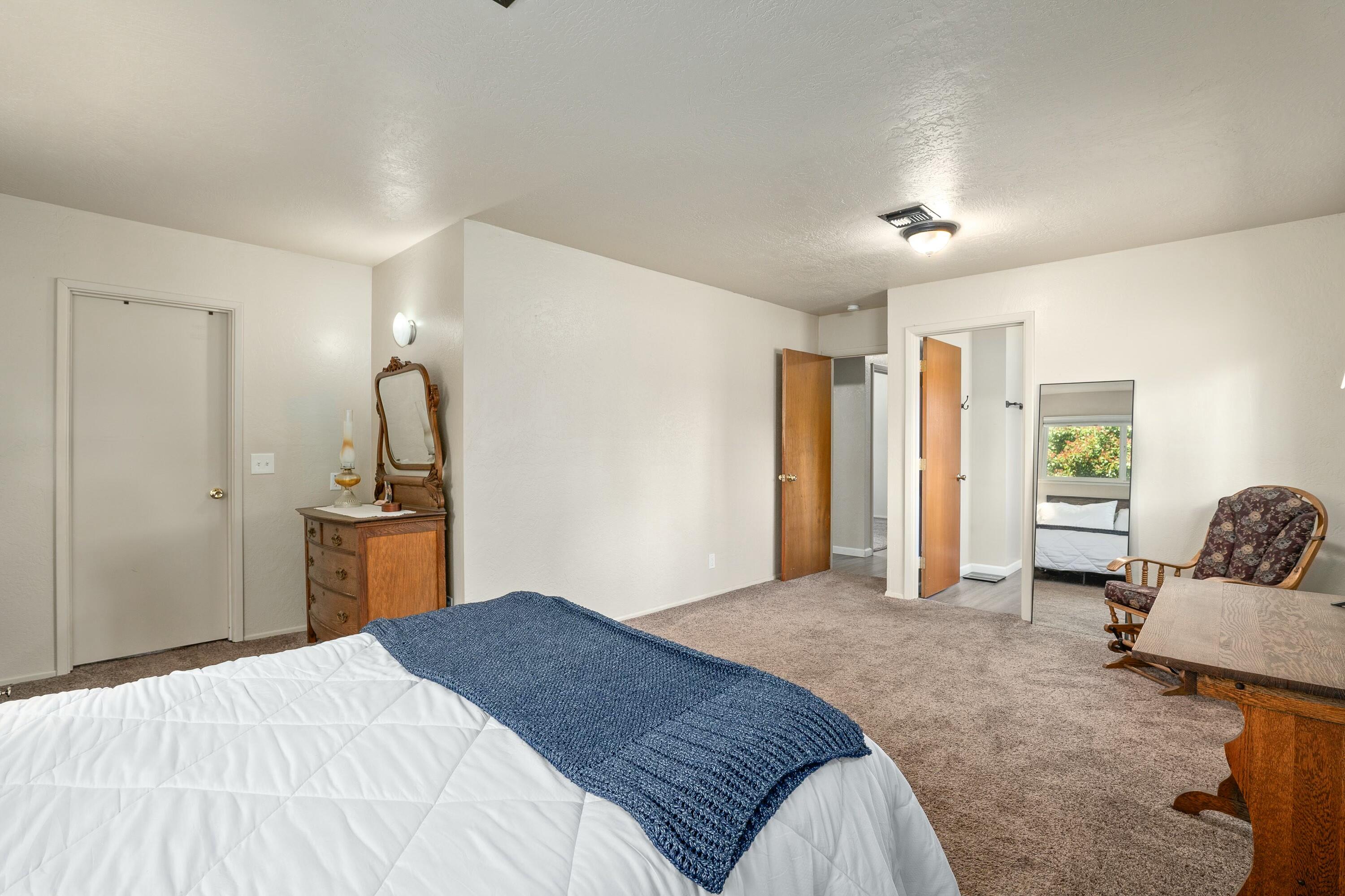 111 Espey Road Grants Pass, OR 97527 - Photo 22 of 48 Primary Bedroom