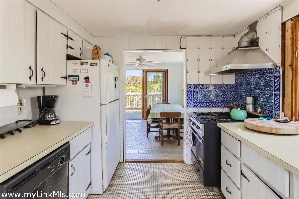 654 Lighthouse Road Aquinnah, MA 02535 - Photo 11 of 29