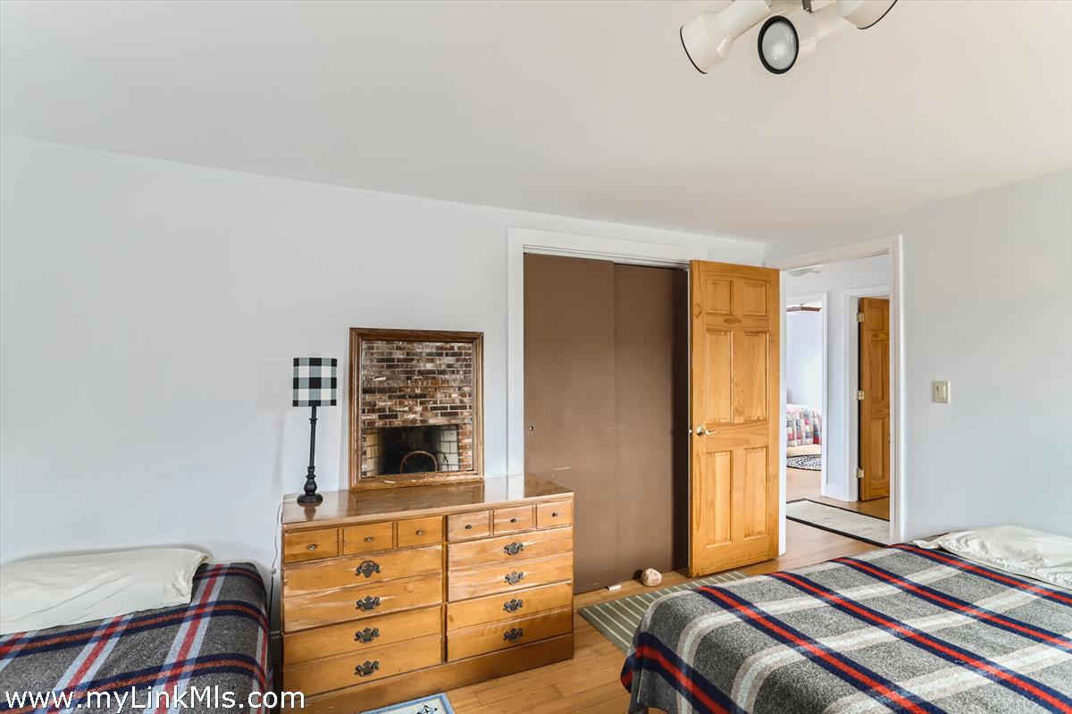 654 Lighthouse Road Aquinnah, MA 02535 - Photo 19 of 29 Guest room