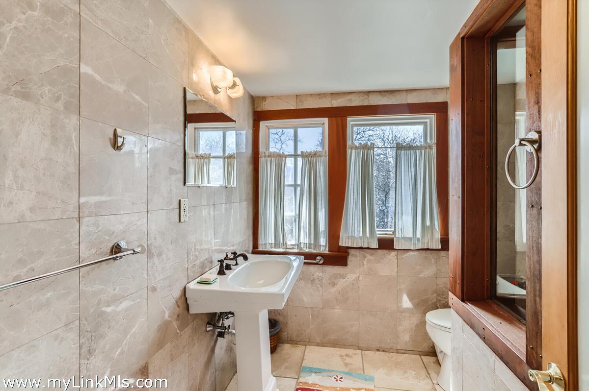 654 Lighthouse Road Aquinnah, MA 02535 - Photo 21 of 29 First floor bathroom