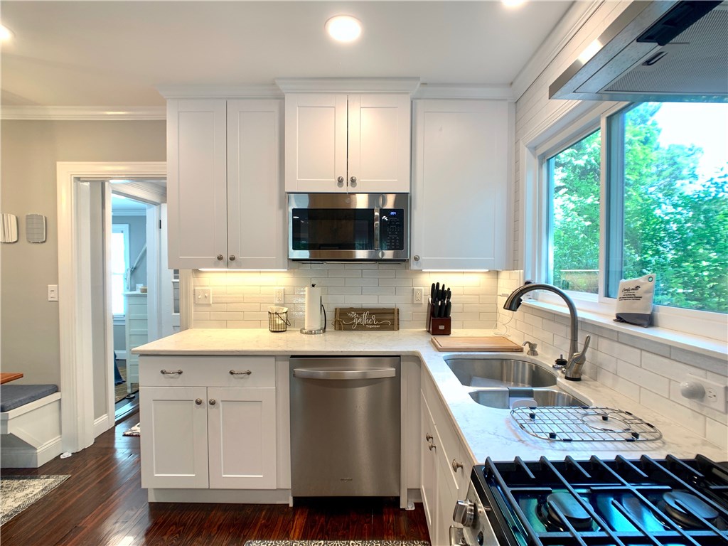 18 Sylvan Street Newport, RI 02840 - Photo 6 of 29