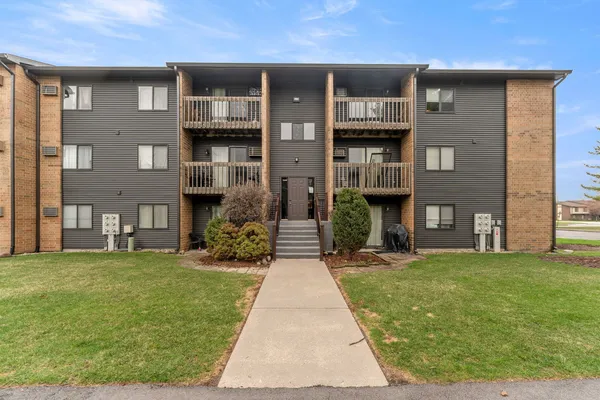 $185,000 | 651 North Virginia Road, Unit 328, Crystal Lake, IL 60014