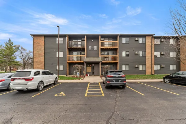 $185,000 | 651 North Virginia Road, Unit 328, Crystal Lake, IL 60014