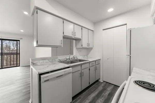 $185,000 | 651 North Virginia Road, Unit 328, Crystal Lake, IL 60014