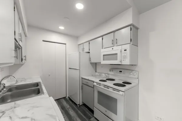 $185,000 | 651 North Virginia Road, Unit 328, Crystal Lake, IL 60014