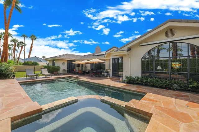 a view of yard with a tree