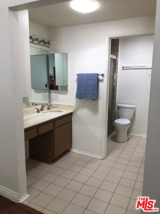 17153 Palisades Circle Pacific Palisades, CA 90272 - Photo 10 of 22 a room with a sink and a mirror