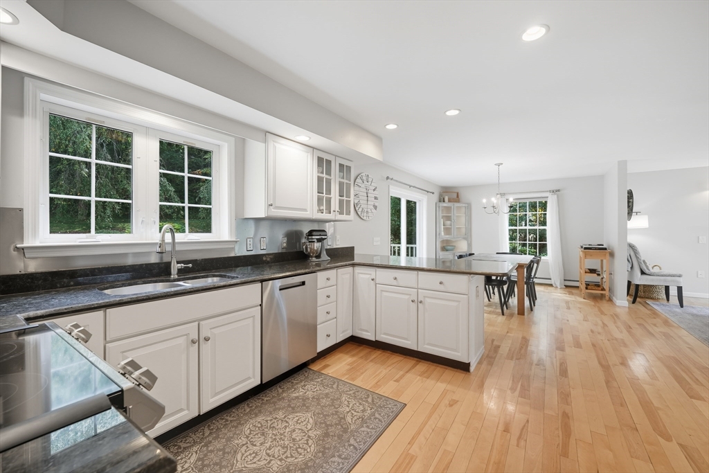 18 South Road Sturbridge, MA 01566 - Photo 8 of 40