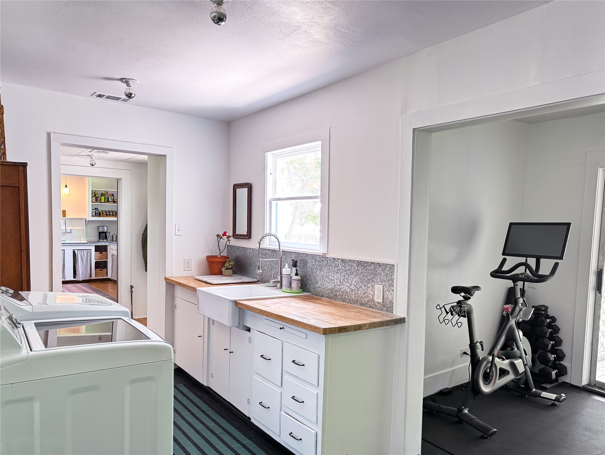 200 East Brenham Street Elgin, TX 78621 - Photo 24 of 40 Laundry / workout room off the kitchen