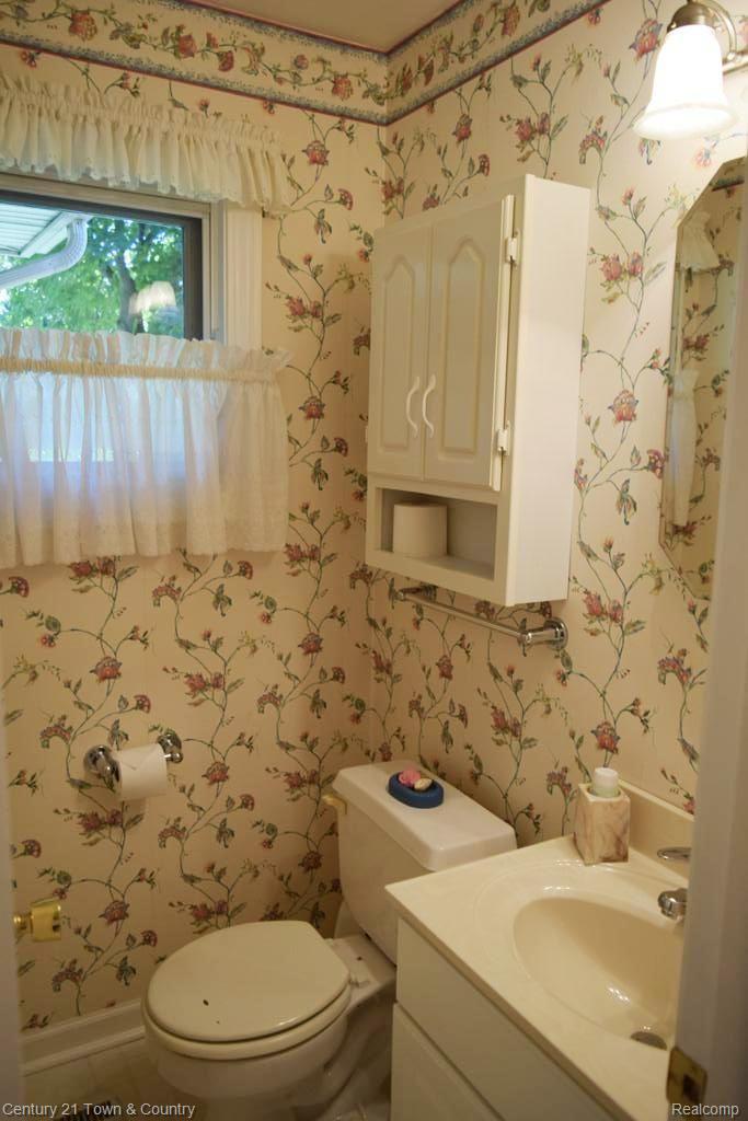 933 North Reading Road Bloomfield Hills, MI 48304 - Photo 14 of 30 Bathroom .jpg