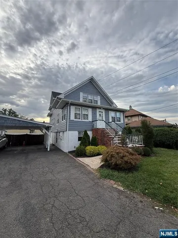 a view of a house with backyard and garden