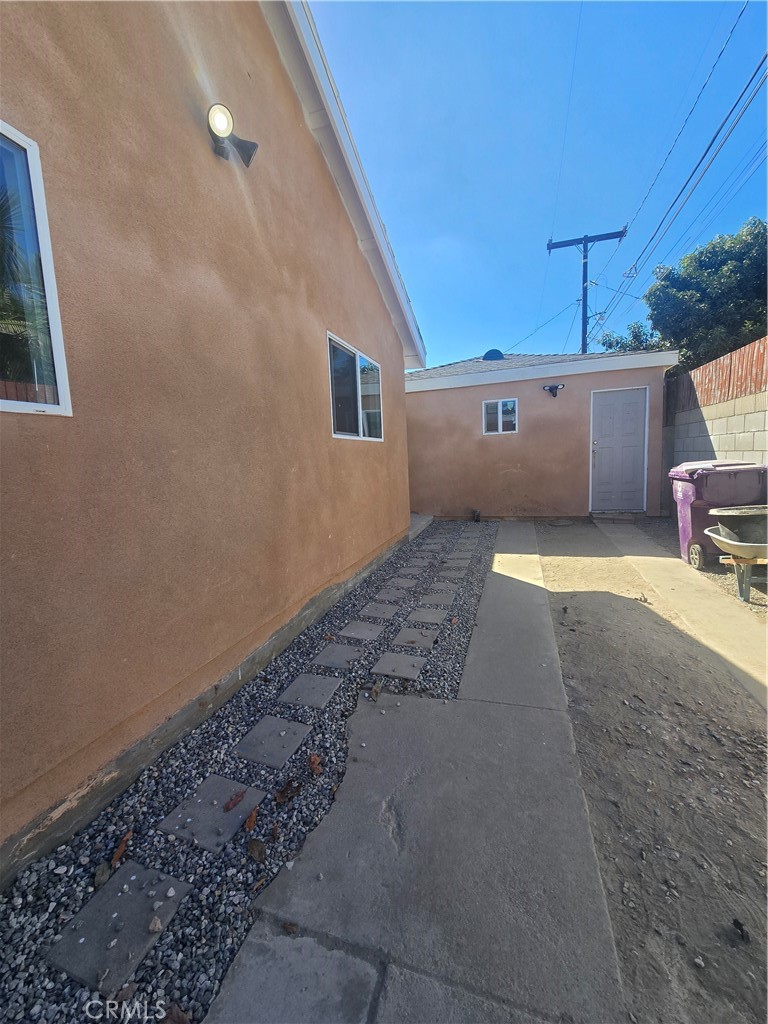 3374-unit A 3374-unit A Fashion Long Beach, CA 90810 - Photo 11 of 16 a view of a back yard of the house