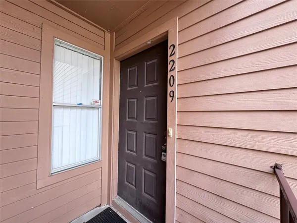 $1,380 | 10555 Turtlewood Court, Unit 2209, Houston, TX 77072