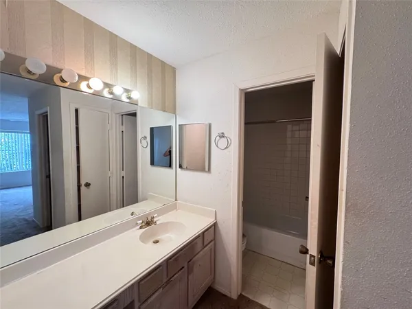 $1,380 | 10555 Turtlewood Court, Unit 2209, Houston, TX 77072