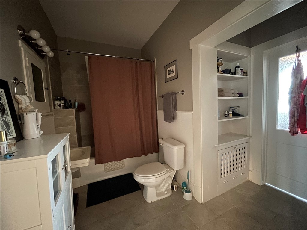 407 East Pease Street Bryan, TX 77803 - Photo 9 of 14 a bathroom with a toilet a sink and a shower