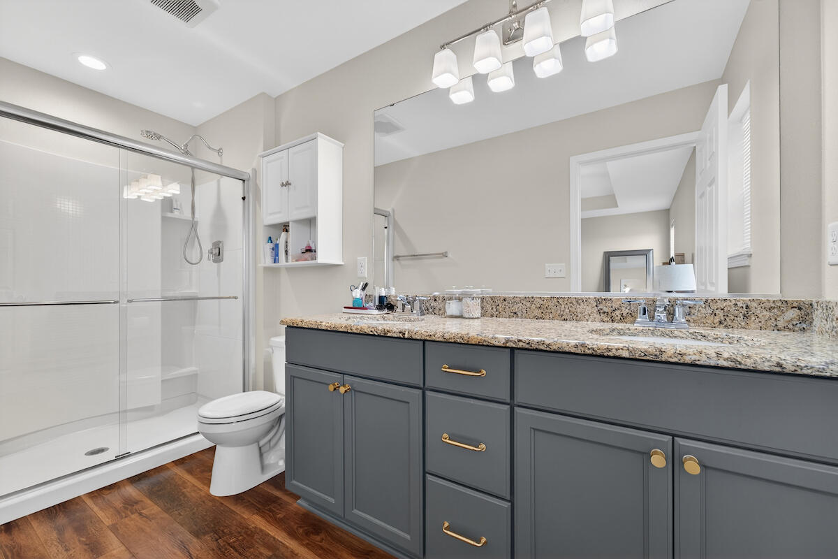 879 Amber Lane Port Washington, WI 53074 - Photo 13 of 29 Primary bathroom