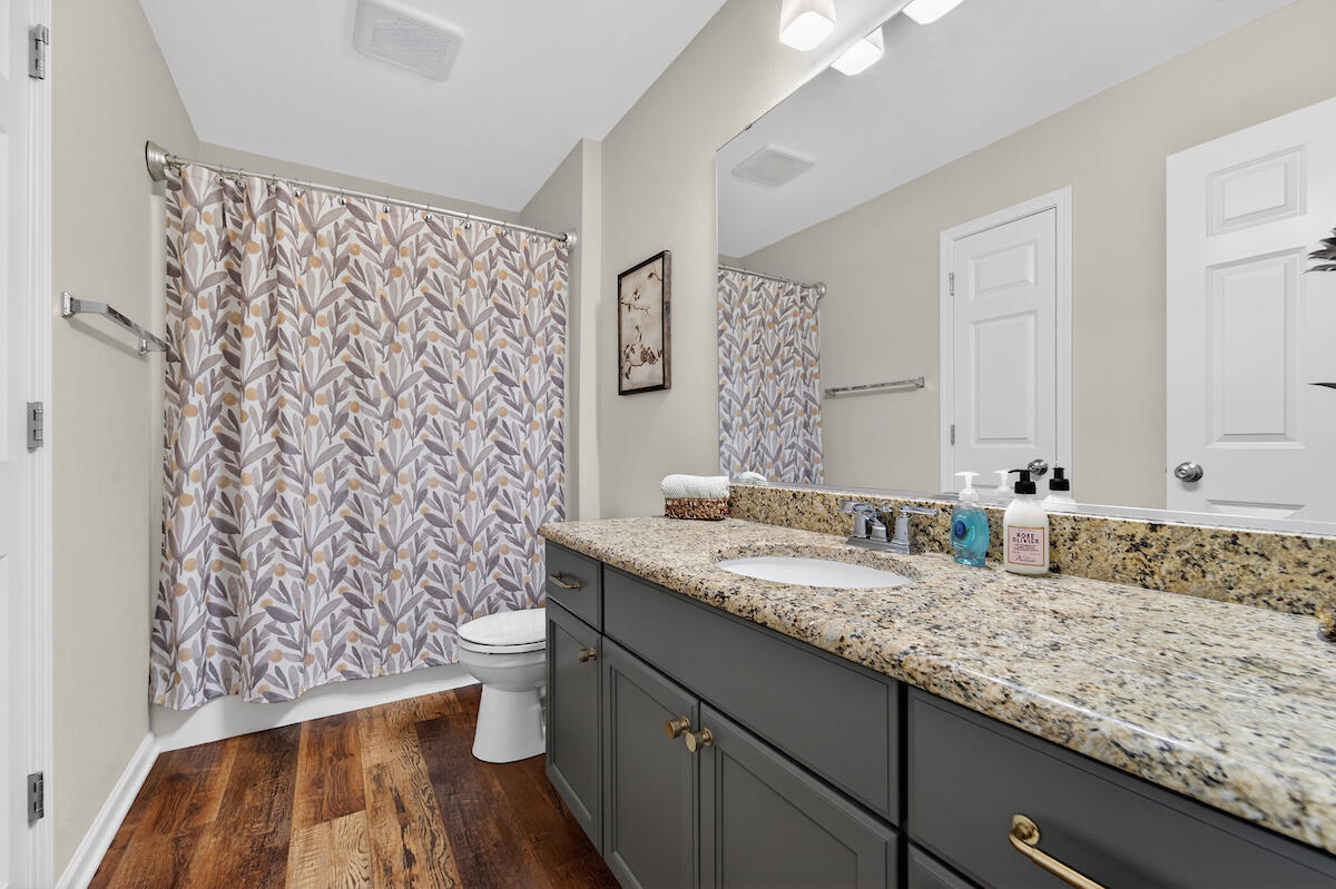 879 Amber Lane Port Washington, WI 53074 - Photo 16 of 29 2nd full bathroom