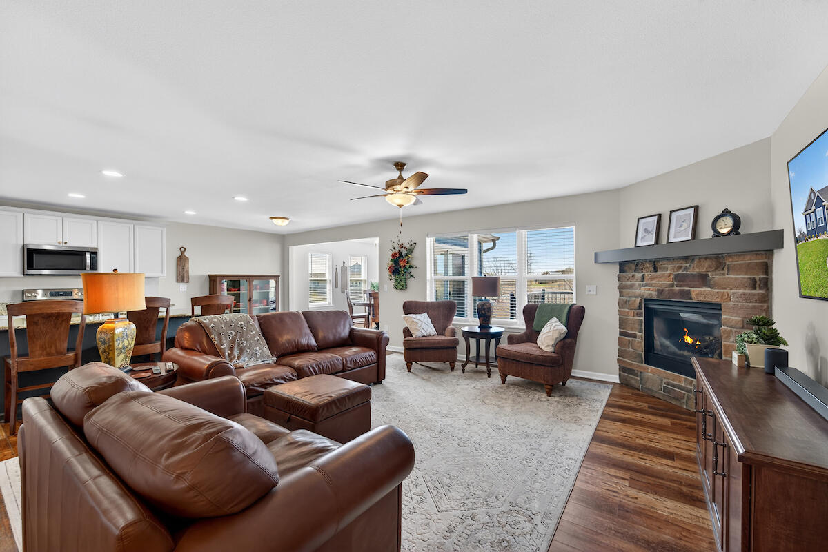 879 Amber Lane Port Washington, WI 53074 - Photo 3 of 29 Living Room